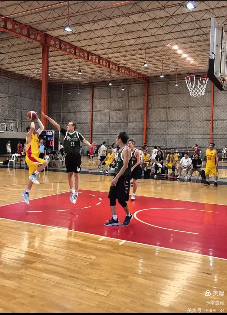 泰国篮球赛场上掀起热潮，引发观众狂热