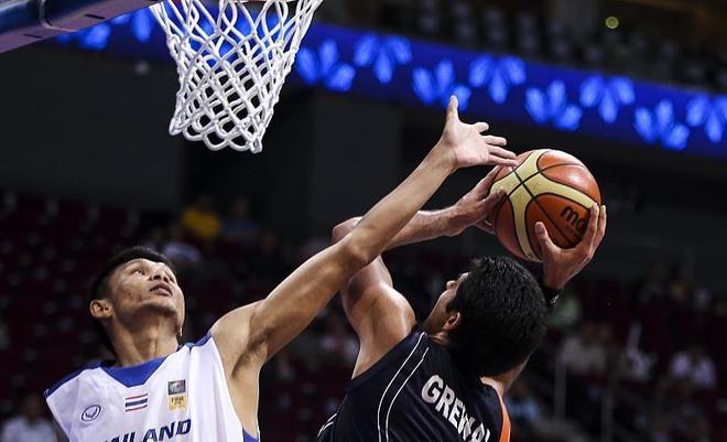 泰国篮球赛场上掀起热潮，引发观众狂热