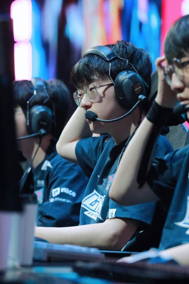 包含RNG绝杀HLE，Ruler拿下关键大龙激烈交锋四强赛，留下经典瞬间的词条