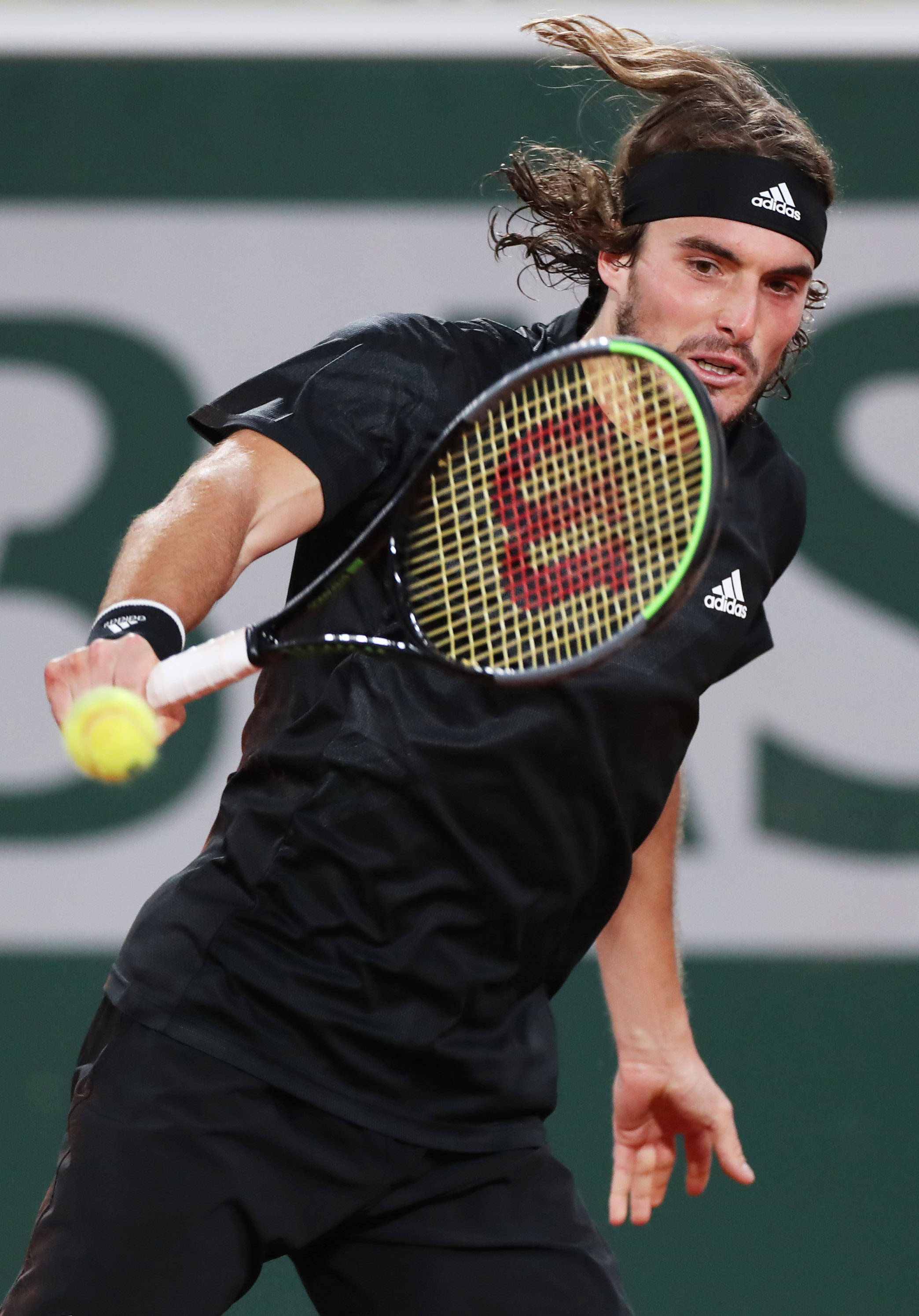 关于世界网球队绝杀法国网球队，西西帕斯完成帽子戏法的信息