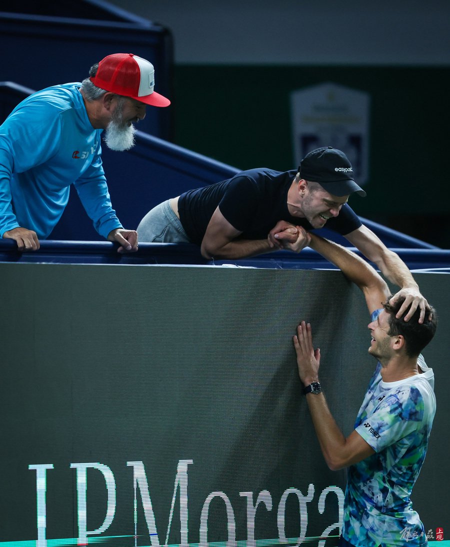 英国网球队碾压意大利网球队，费德勒制霸全场的简单介绍