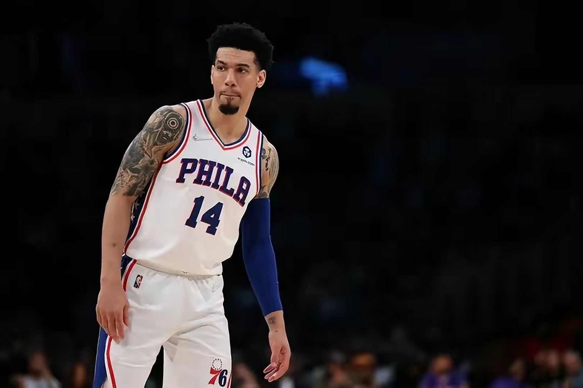 包含爵士碾压波兰男篮，丹尼·格林送出助攻的词条